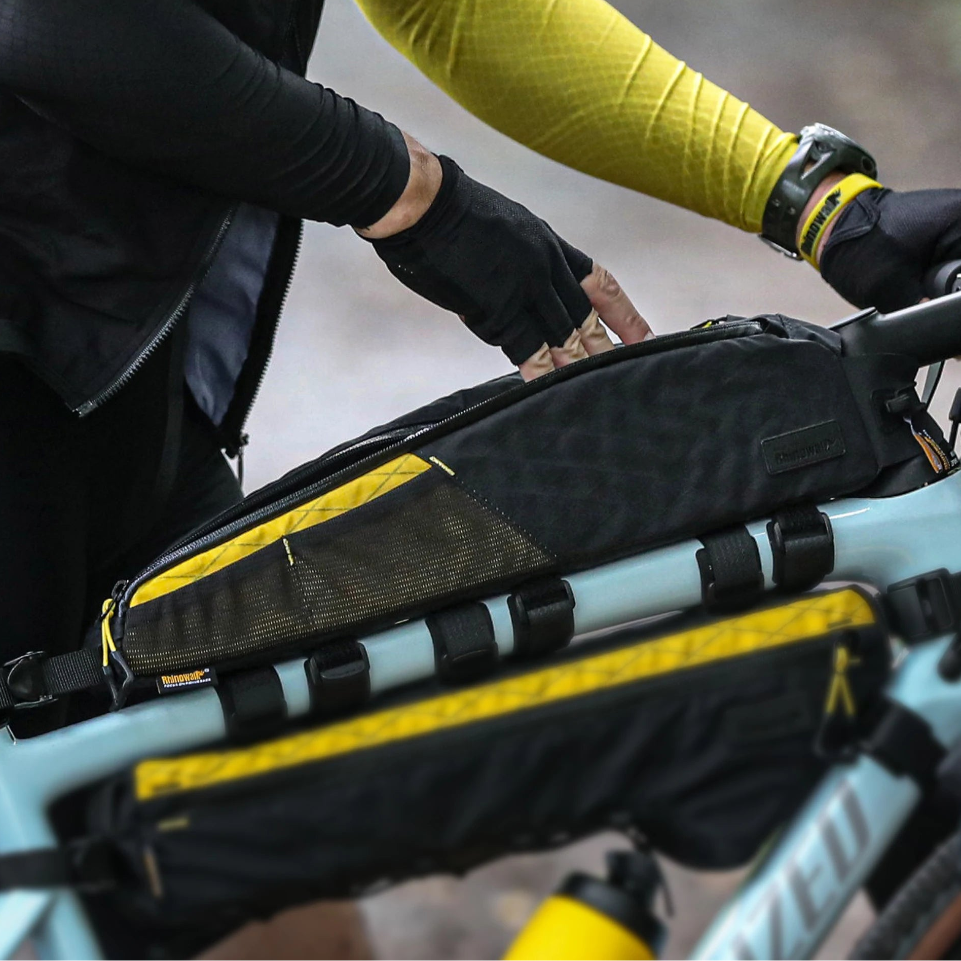 Long top tube bike bag mounted on bicycle frame