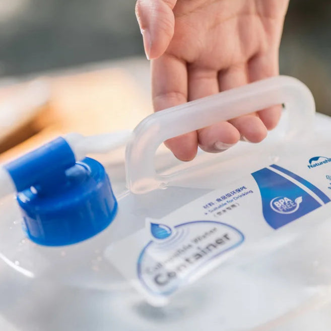 Collapsible water bucket carry handle close view
