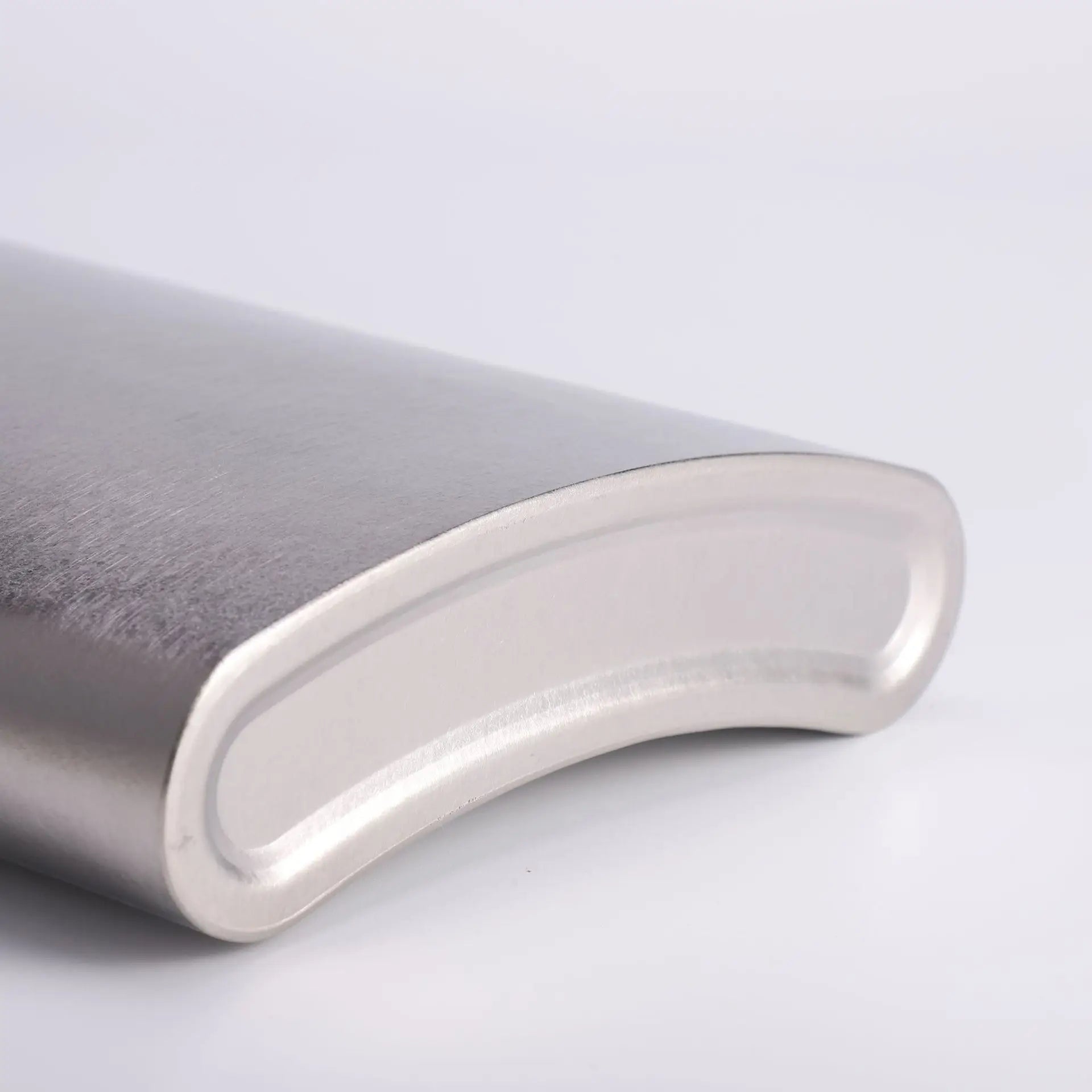 Curved side profile of titanium hip flask body