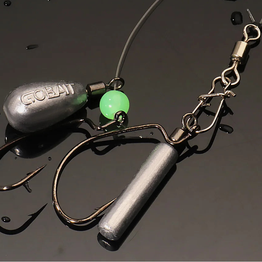 Cylindrical bullet sinker attached to surf fishing rig